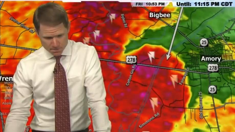 美国遭遇超强龙卷风：屋顶被掀翻，气象员直播中失语祈祷
