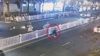 柳州交警：两人骑电动车强行闯卡撞伤辅警，被当场抓获