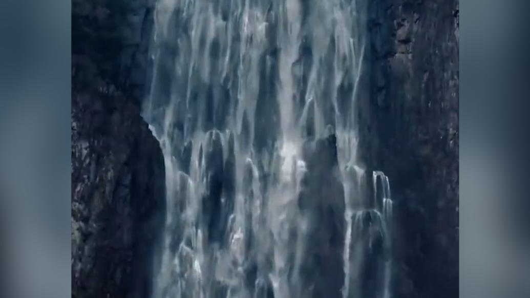 百丈漈瀑布奔騰壯闊如銀河垂地