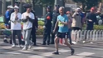 86岁老人参加马拉松比赛坚持跑到终点，获全场鼓掌