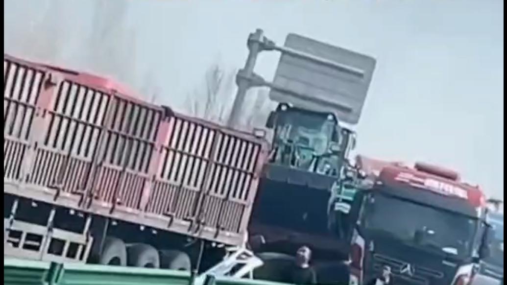 八起事故擁堵八公里，山西高速交警：村民燒秸稈濃煙影響視線