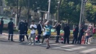 86岁老人参加马拉松坚持跑到终点，获全场加油鼓掌