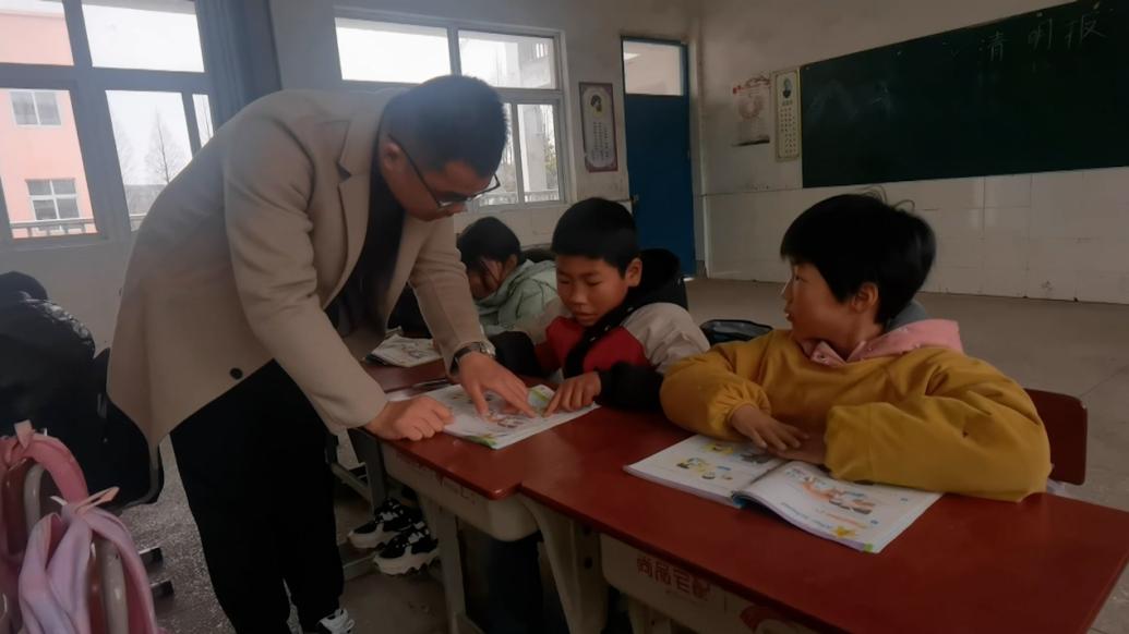 老师坚持3年去山村小学“送教”