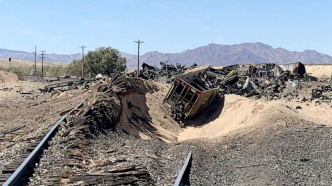 美国加州圣贝纳迪诺县发生火车脱轨事故，部分车厢货物泄漏