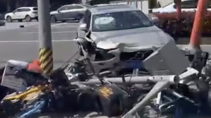 上海閔行一路口車禍2人倒地,警方:傷者經救治無生命危險