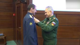 俄国防部长向拦截美无人机的俄军飞行员颁发勇气勋章