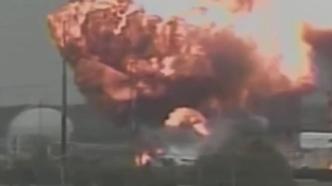 美国得州一化工厂发生火灾，巨大火球腾起瞬间被拍下