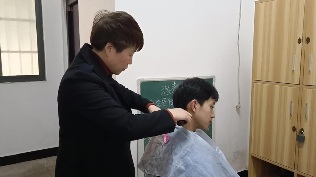 生活老師變“托尼”為高考生理發(fā)，做了六年被稱“共享媽媽”