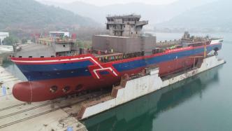 全球最大、国内首艘万吨级远洋通信海缆铺设船在江西九江下水