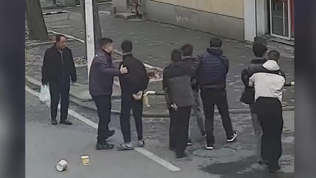 民警下班吃午饭，收到指令后顺路抓住嫌疑人