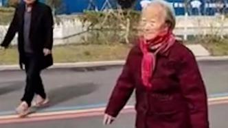 六安106岁“网红”老寿星周末郊游高唱《歌唱祖国》