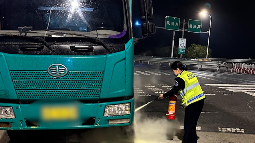 滿載劇組百萬元道具貨車起火,收費站工作人員幫滅火搶回損失