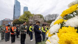 致敬！王伟烈士牺牲22年，墓前摆满中国战机模型