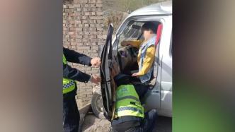 路段突發(fā)車禍，三名路政執(zhí)法人員迅速施救受傷女司機(jī)