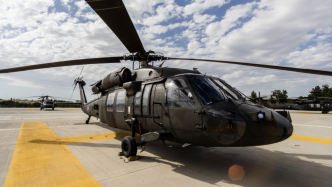 美媒：美军2架“黑鹰”直升机执行训练任务时坠毁
