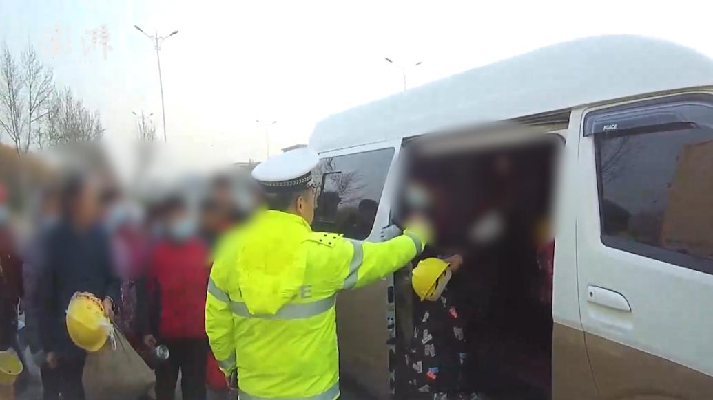 核載9人實(shí)載25人,小客車(chē)超員178%司機(jī)被扣12分