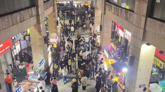 上海最大露天夜市逐步恢复营业：部分摊贩有证了，食品加工也要求达标