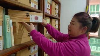 女子设家庭式家谱馆，40年收藏216个姓氏4000册家谱