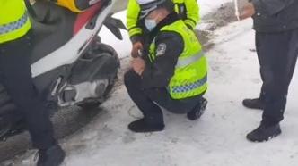 民警帮助大雪道路被困车辆，摩旅骑手“真情表白”