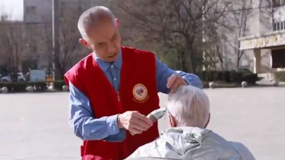 83岁老人走街串巷，坚持义务理发数十年
