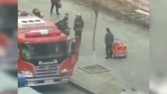 偶遇消防员灭火，萌娃开来自己的“消防车”要帮忙