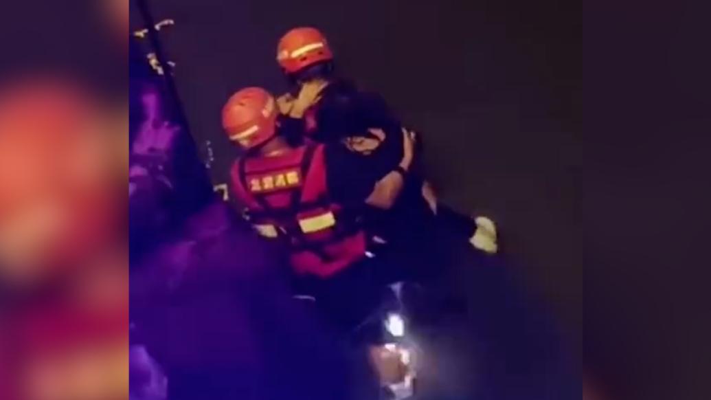 雨夜消防员涉水百米营救坠河女子