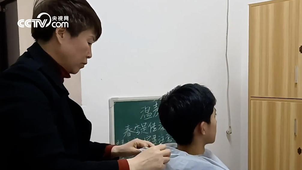 生活老師免費(fèi)為高三學(xué)生理發(fā)，學(xué)生：她是我們的“共享媽媽”