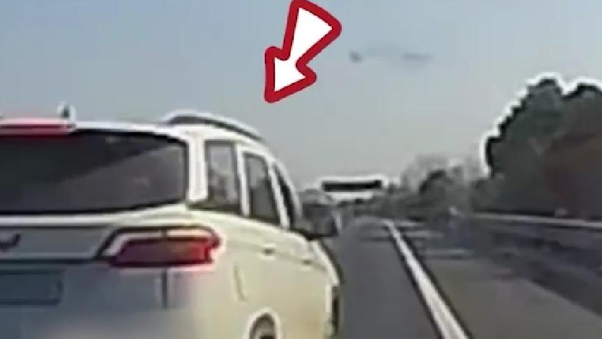 孩子昏迷父親急得逼停警車,交警怒吼開道送醫