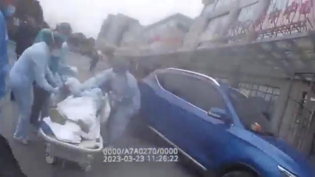 孕妇突然在车上分娩，丈夫紧急求助上海民警4分钟到达医院