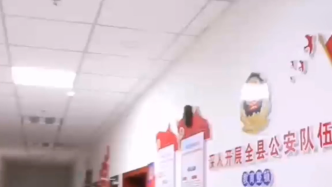 貓頭鷹幼崽誤入公安局，民警精心救助放生自然
