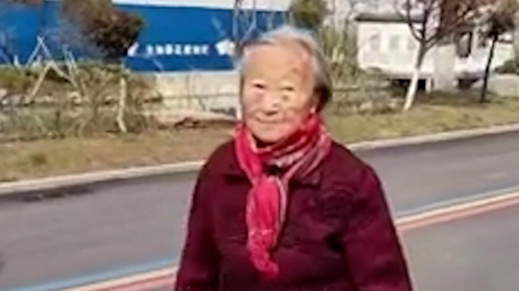 安徽六安百岁老寿星周末郊游高唱《歌唱祖国》