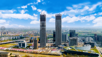 上海张江“科学之门”东塔主体结构封顶：高320米，预计2025年整体交付