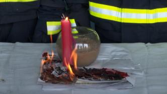 消防做实验提醒市民清明祭扫注意防火安全