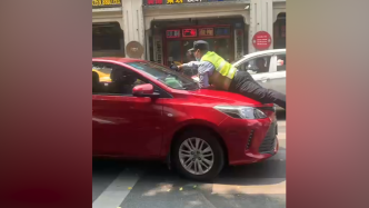 广西柳州一男子驾车冲卡，推行执法人员数百米