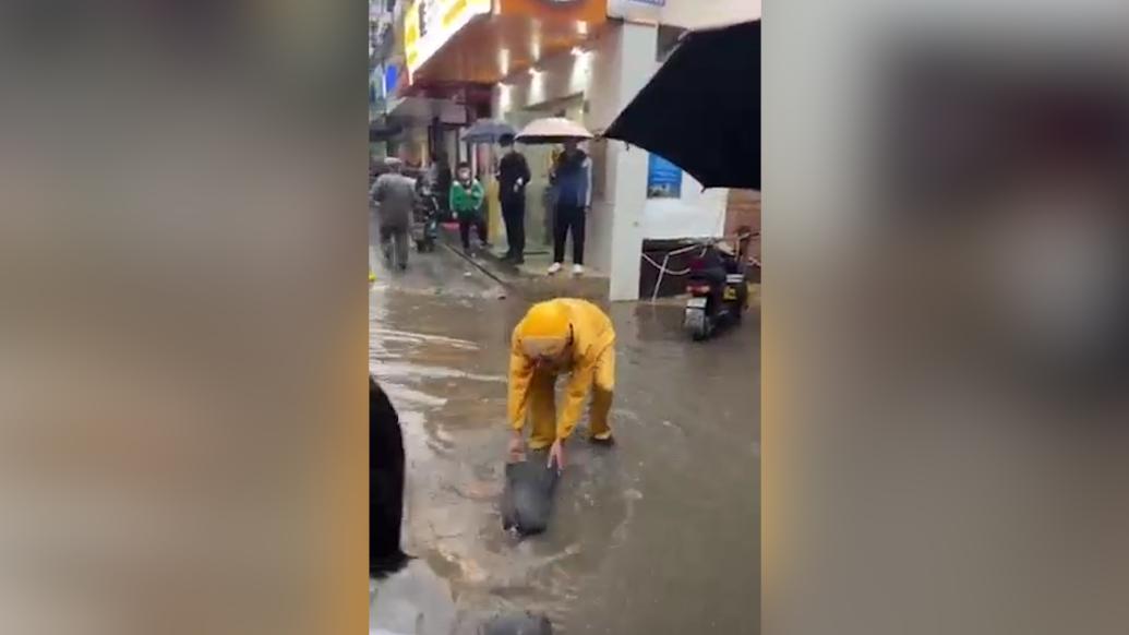 武汉暴雨外卖小哥搬沙袋给市民铺路，拍摄者：分享世界的美好