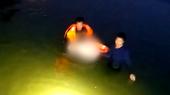 女子哭着走向湖心欲轻生，两名辅警跳水将人救上岸