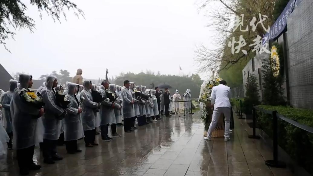 南京大屠杀幸存者的儿子雨中沉痛悼念遇难同胞