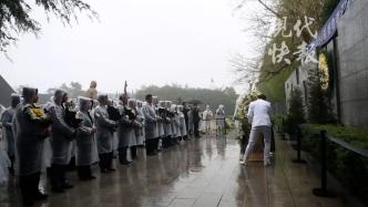 南京大屠杀幸存者的儿子雨中沉痛悼念遇难同胞