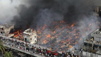 孟加拉国首都知名服装市场发生大火：数人受伤，暂无死亡报告
