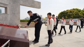 上海民警携手中小学校清明祭英烈，共同追忆英雄事迹