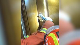 三岁男童被反锁屋内，消防破拆房门帮脱困