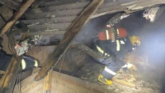 民房着火蔓延至猪圈，消防员救出小猪崽