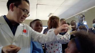 中国援纳医疗队向当地学生传授中医文化