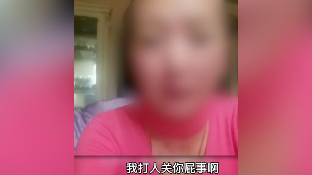 50岁大妈地铁上打人被拘期满后怼网友，平台封禁其账号