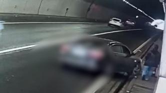 夫妻行车途中发生口角，女子负气下车在高速隧道行走