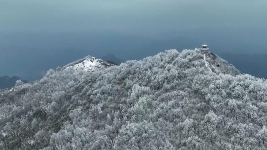 雪霁白石山，云海美如画