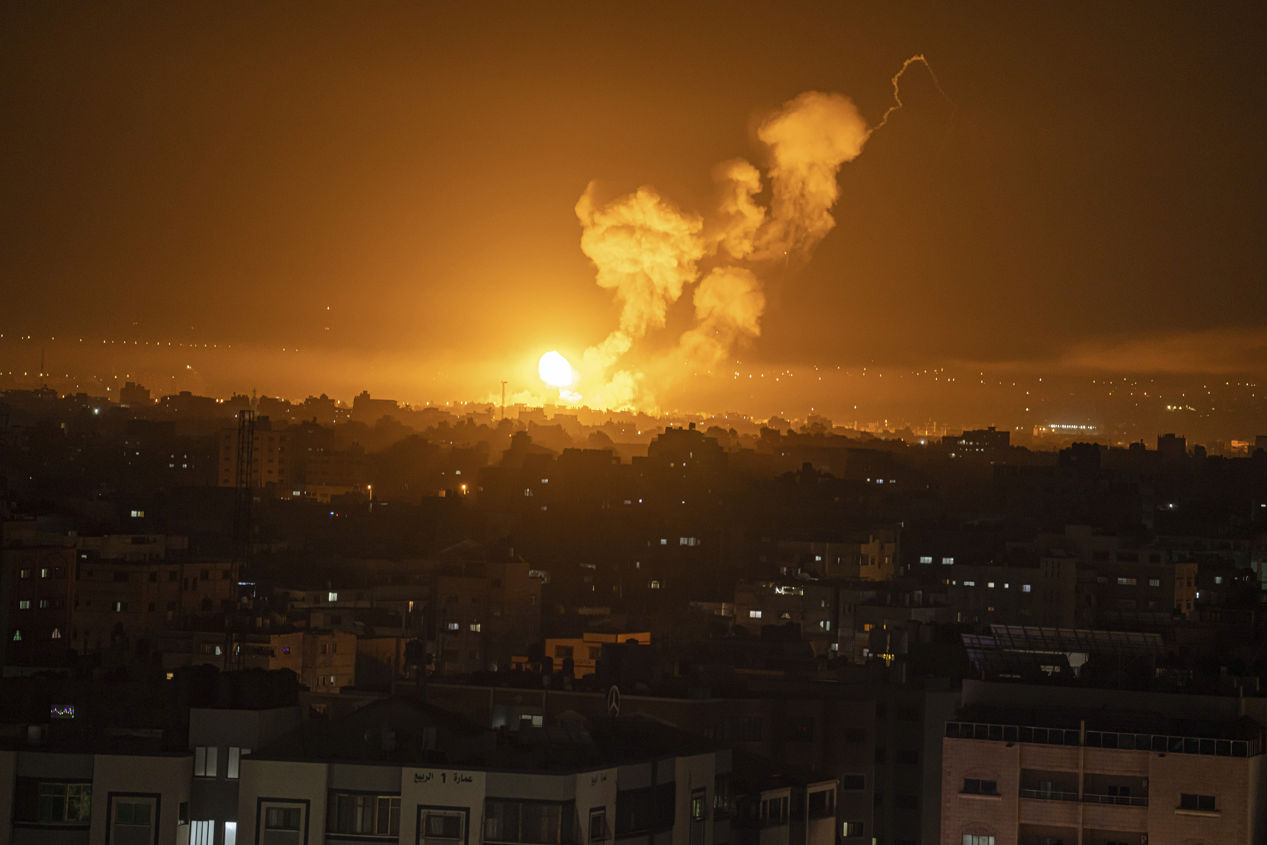 巴以火箭弹再对战，哈马斯饱和式攻击，破了以色列“铁穹”阵_系统