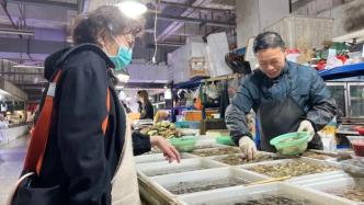 四月菜场寻春味，超肥美的蛏子、花蛤等水产丰富上海市民餐桌