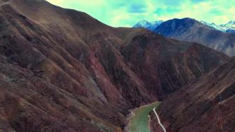 磅礴藏东峡谷，两江交汇奔流