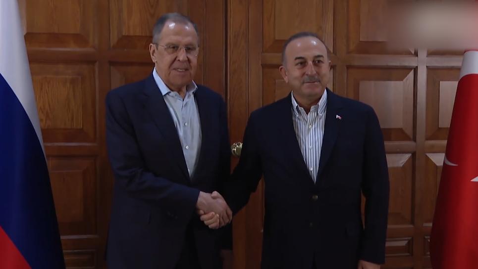 俄外长拉夫罗夫访问土耳其，与土耳其外长举行会晤并共进晚餐
